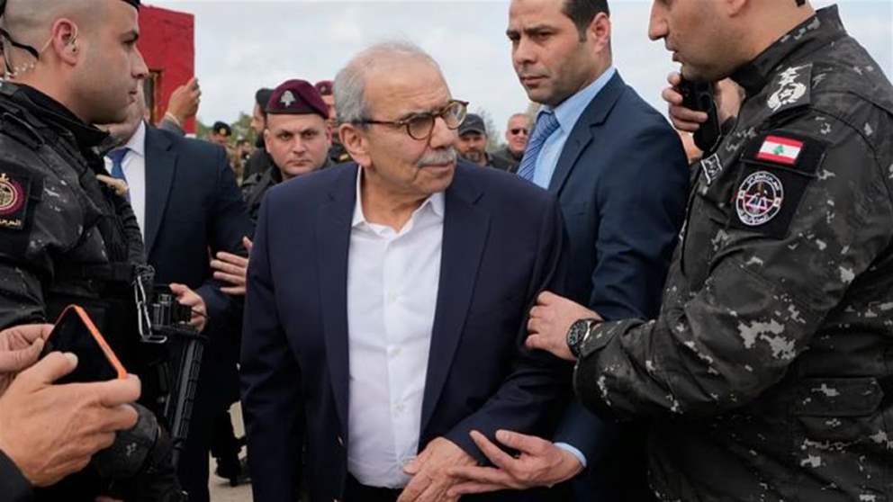 في كفركلا.. "غصن زيتون" للرئيس سلام (صورة)