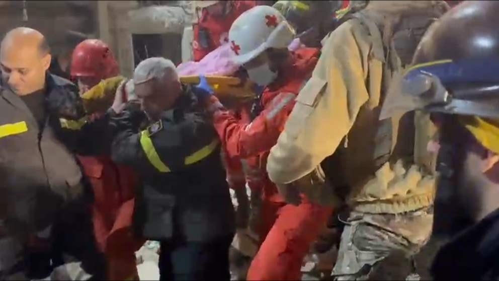 لحظة إنتشال جثة إمرأة من تحت الأنقاض في طرابلس