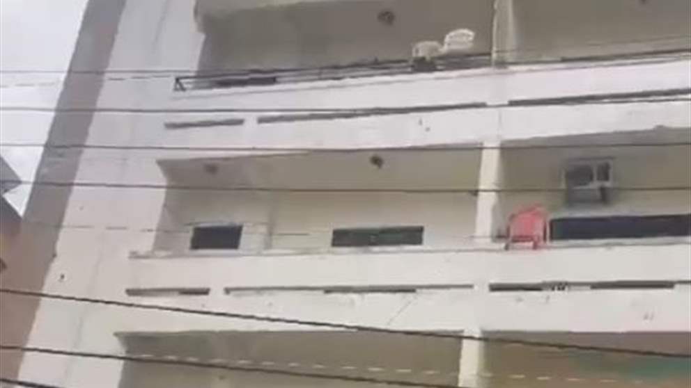 بالفيديو - إخلاء مبنى كبارة في القبة مع انتشار للقوى الأمنية