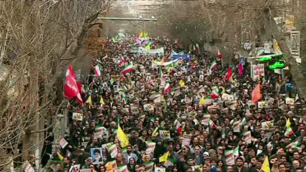 تظاهرات تجوب مدن إيرانية احتفالًا بذكرى الثورة (فيديو)