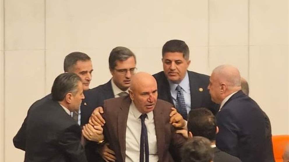 اشتباك بالايدي داخل البرلمان التركي (شاهد الفيديو) 