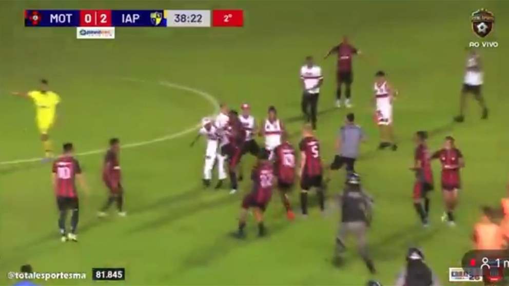 فيديو - لم ترقهم النتيجة فاقتحموا الميدان وانهالوا لكماً على اللاعبين