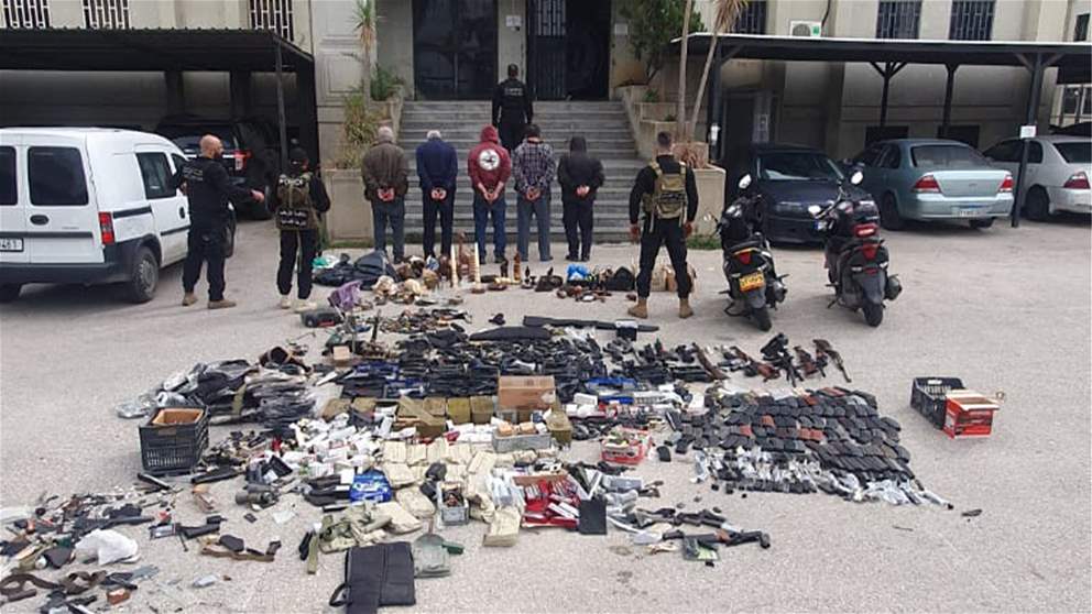 في الشياح.. القوى الأمنية تداهم شقتين وتضبط أسلحة حربية (صورة)