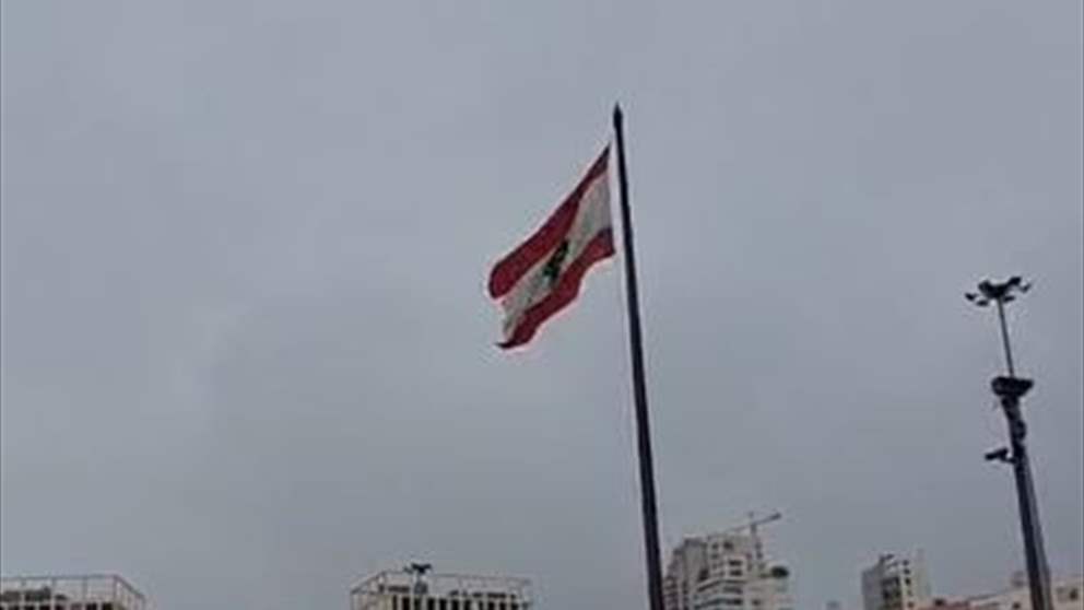 تحت المطر.. مناصرو المستقبل عند ضريح الحريري (شاهد الفيديو) 