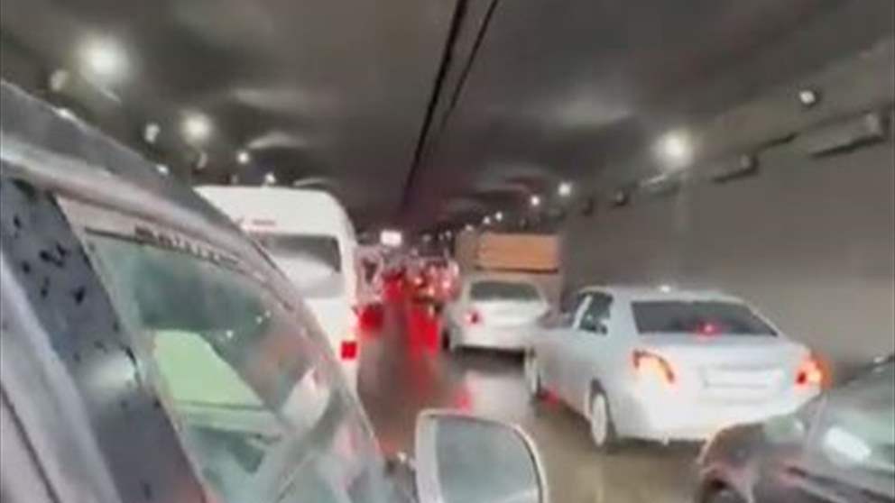 زحمة خانقة في نفق المطار باتجاه بيروت اثر توجه مواكب مشاركة في ذكرى 14 شباط (فيديو)