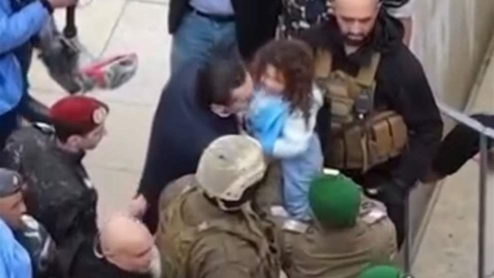 "قبلة وغمرة".. من الحريري لطفلة (فيديو)