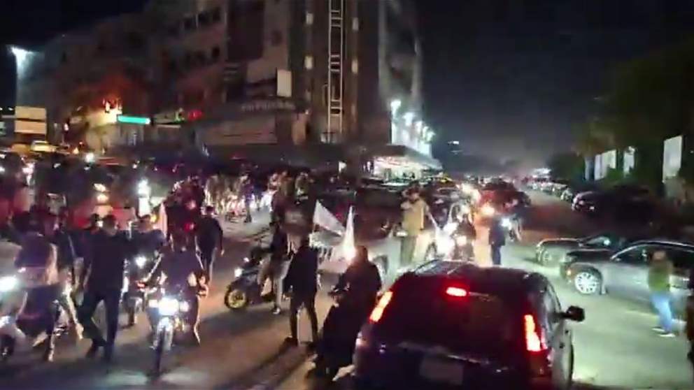 بالفيديو - قطع الطريق الداخلية في خلدة قرب سوبر ماركت رمال للمطالبة بالافراج عن السجناء الاسلاميين والشيخ احمد الأسير