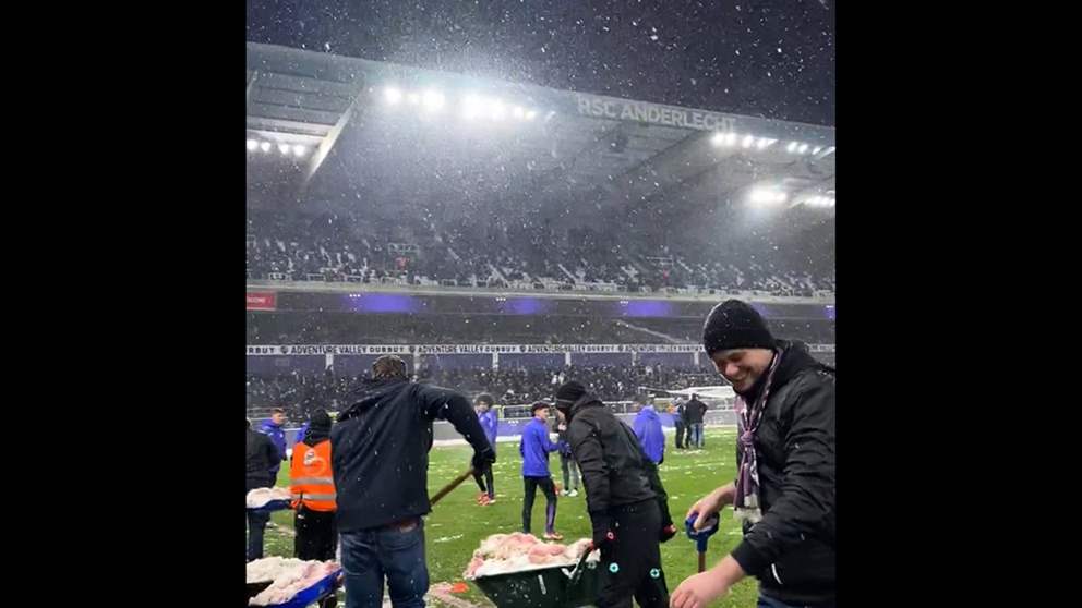 فيديو - الجماهير تشارك في إزالة الثلوج تمهيداً لمباراة أندرلخت