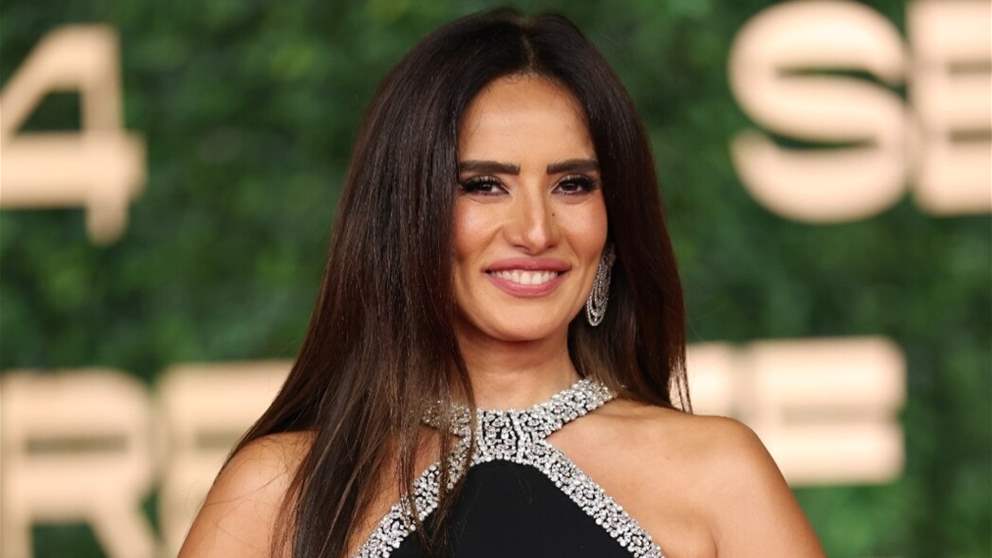 زينة تكشف وجهي توأمها لأول مرة