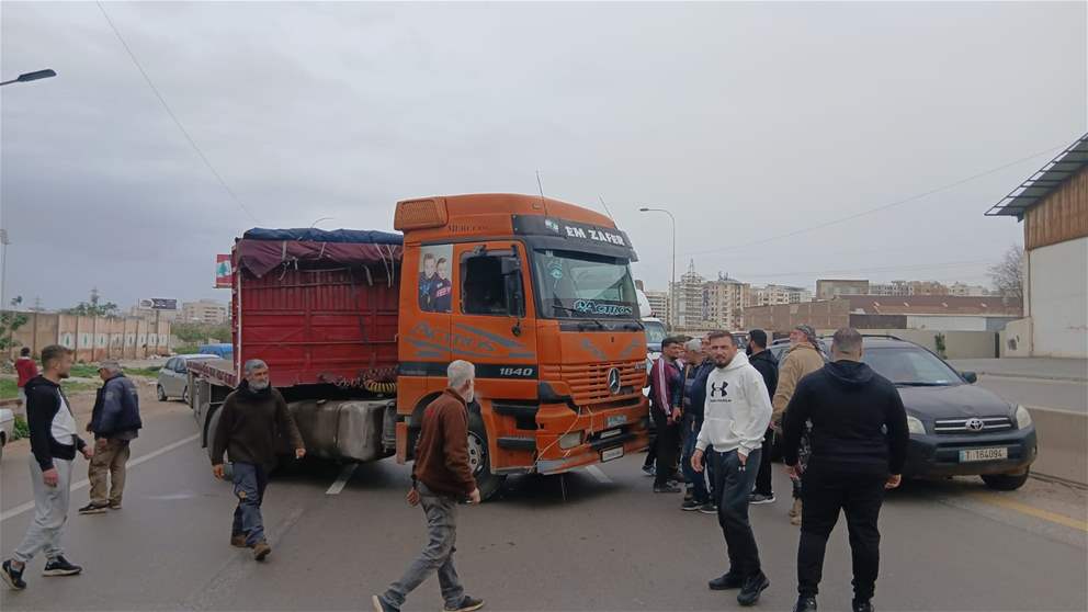 بالفيديو - قطع الطريق في طرابلس احتجاجا على رفع أسعار البنزين