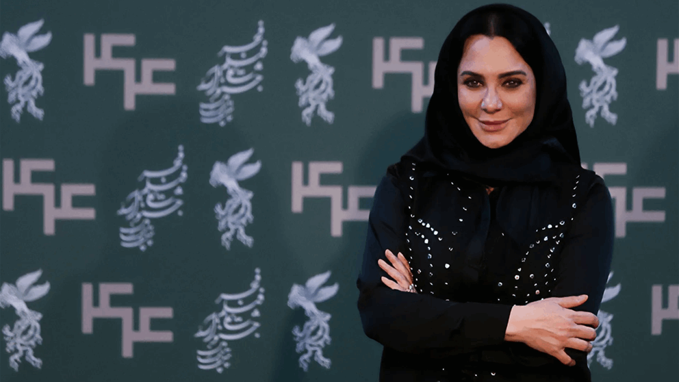 سلاف فواخرجي ترد على جدل ظهورها بالحجاب: احترمت المكان والناس