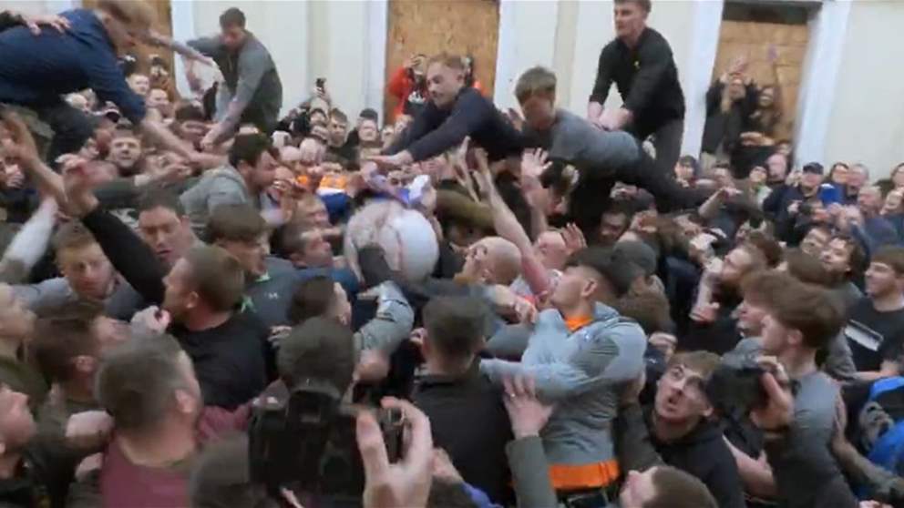 فيديو - تقاليد عمرها قرون، الآلاف يتنافسون على كرة أثيرستون" 