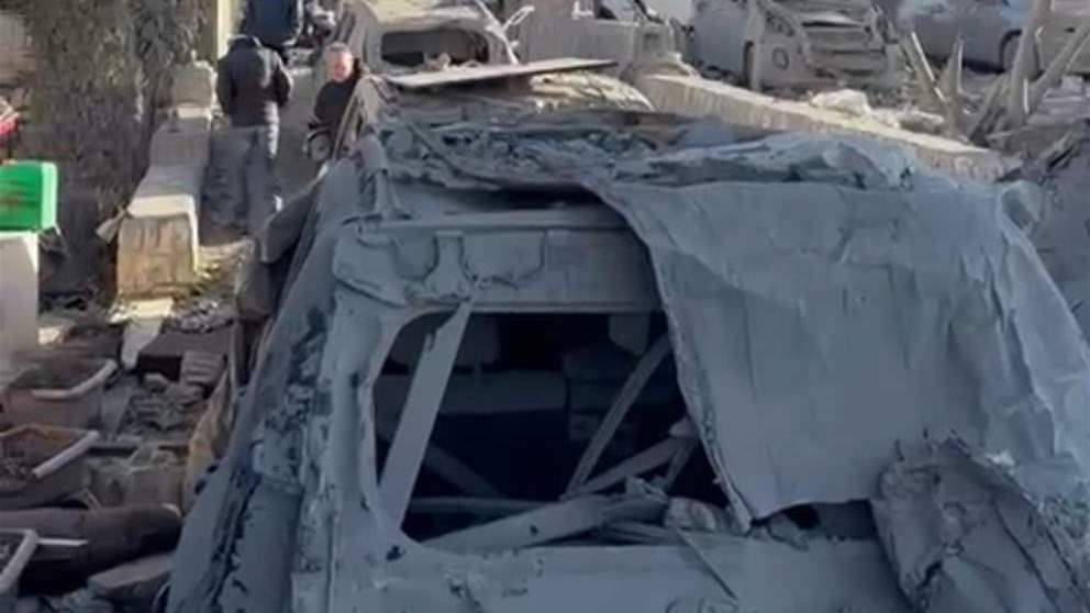 بعد الغارات ليلًا.. مشاهد للأضرار في بدنايل (فيديو)