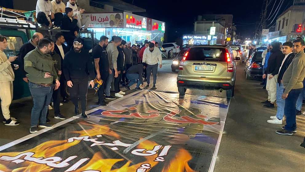 صورة عميل على لافتة ضخمة: "لامكان للخونة" (شاهد الفيديو)