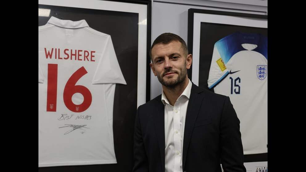 فيديو - المدرب يصطدم بالجماهير بعد تعادل قاتل