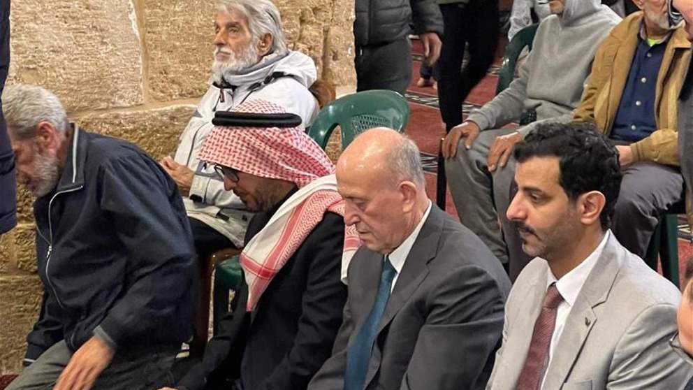 السفير السعودي وليد بخاري يؤدي صلاة التراويح في طرابلس (صورة)