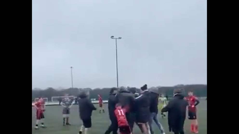 فيديو - إلغاء مباراة للناشئين في ويلز بسبب مشاجرة بين البالغين