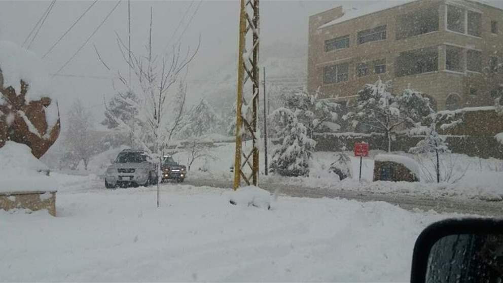 الثلوج تغطي طرقات  اهدن (فيديو)