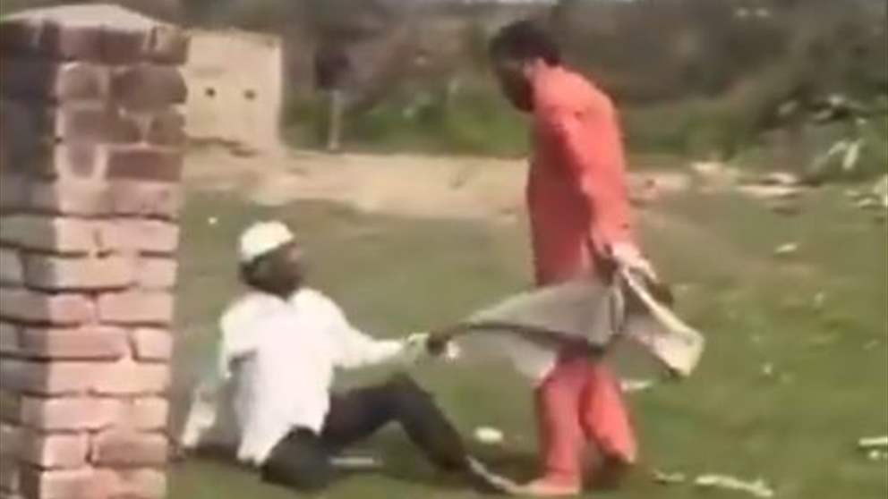 بالفيديو - مسلم يتعرض للضرب بسبب صلاته