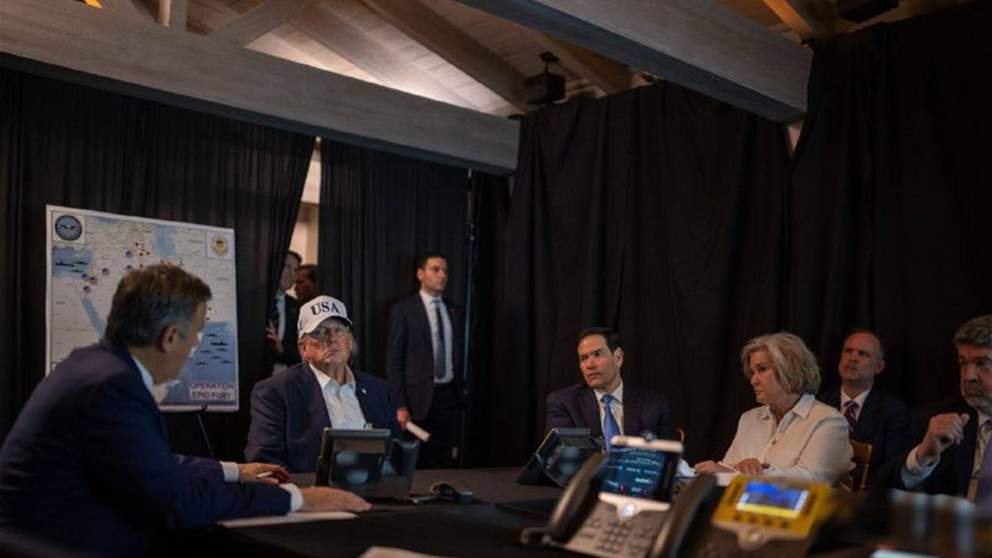 ترامب وفريقه من غرقة العمليات في فلوريدا (صورة)