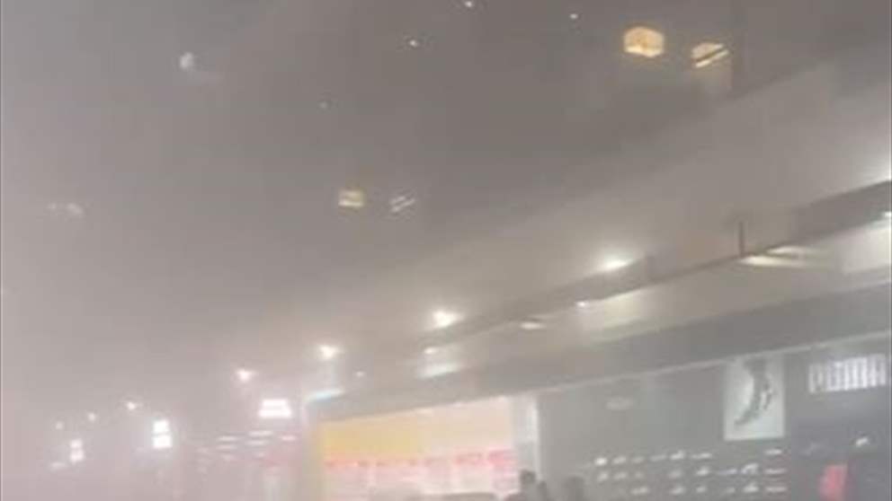 سقوط شظايا قرب مطار دبي عقب اعتراض صاروخ ايراني (فيديو)