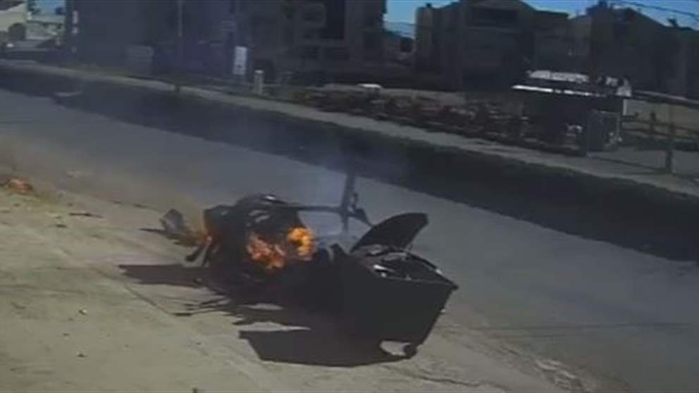 شاهد لحظة استهداف سيارة على اوتوستراد زحلة