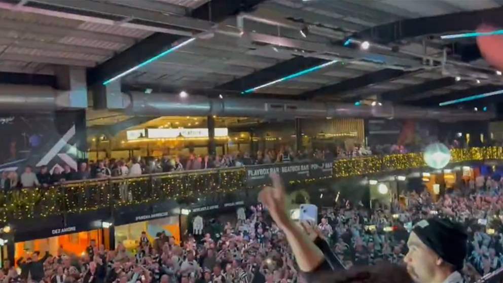 فيديو - هكذا احتفل لاعبو نيوكاسل بهزيمة مانشستر يونايتد