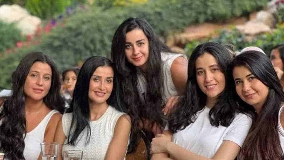 نجوم سوريا يواسون روعة وربا السعدي في وداع والدتهما 