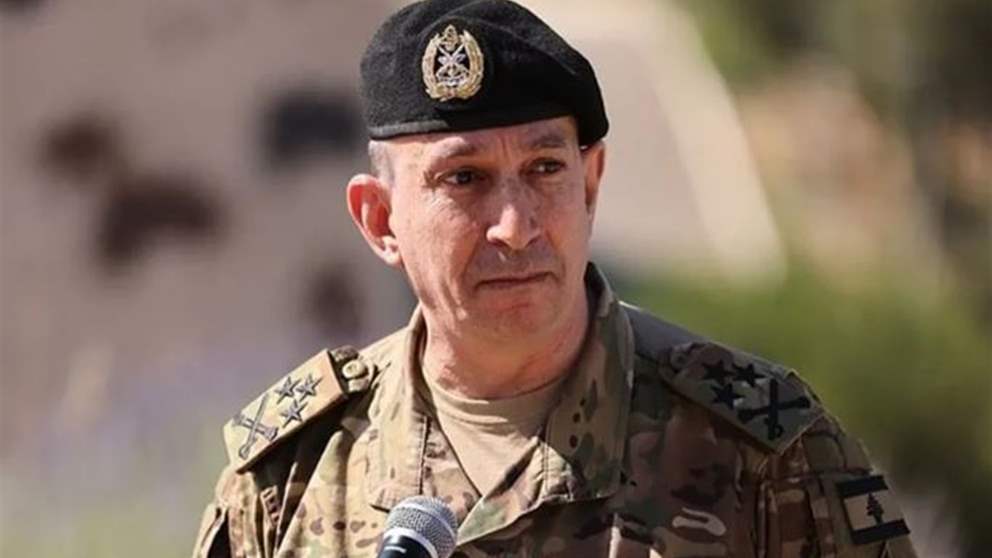 "يرتدون بزات عسكرية".. تفاصيل جديدة ومواقف لقائد الجيش 