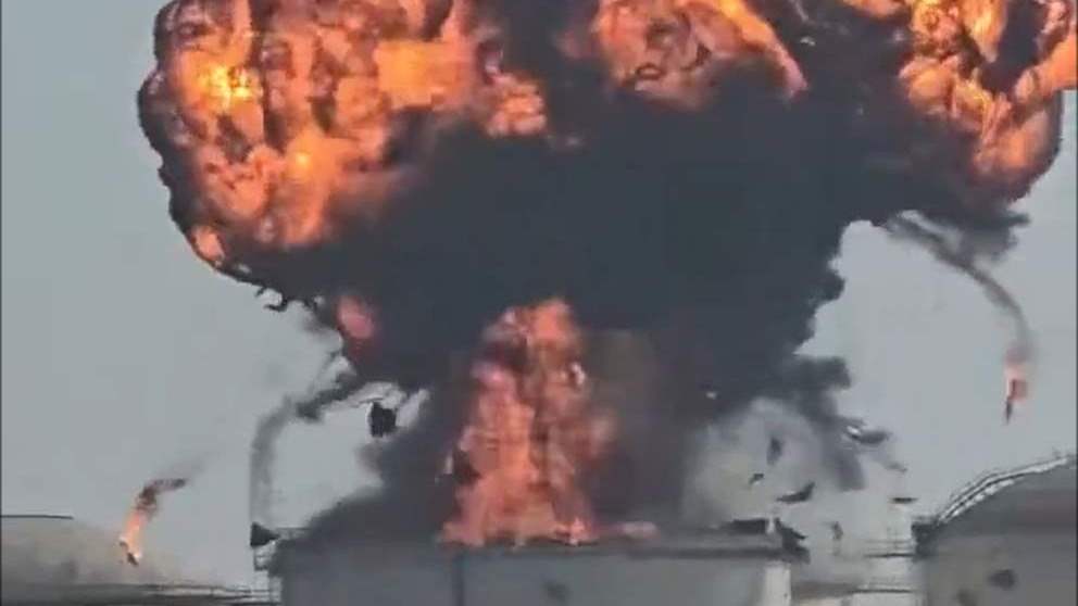 لحظة استهداف خزانات النفط في عُمان (فيديو)