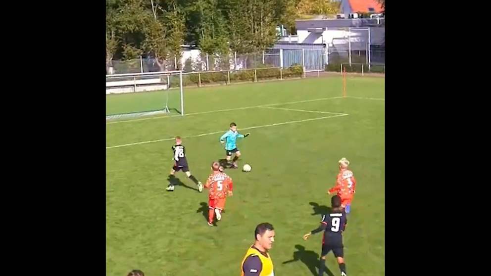  فيديو - حارس ناشئي يبهر كرة القدم بمهارة هجومية استثنائية