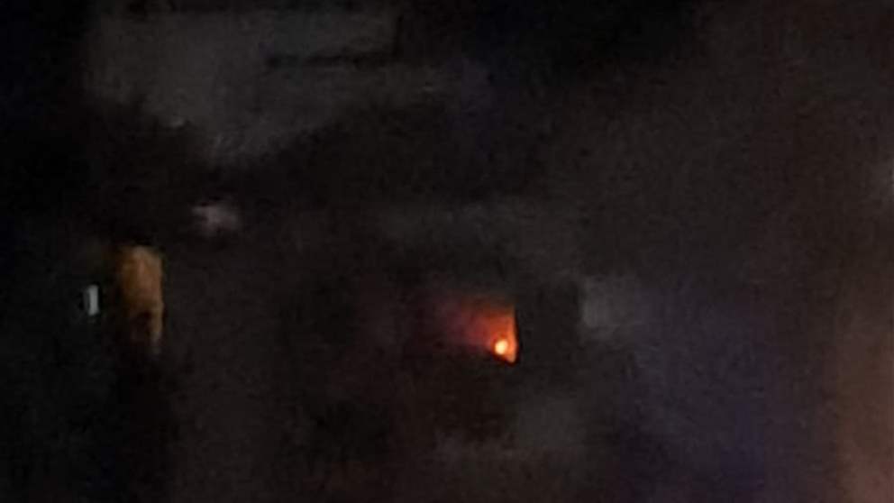 غارة تستهدف شقة سكنية في عرمون (صورة)