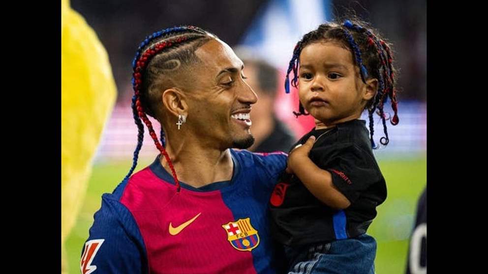 فيديو - رافينيا يقدّم كرة "الهاتريك" الى نجله غايل