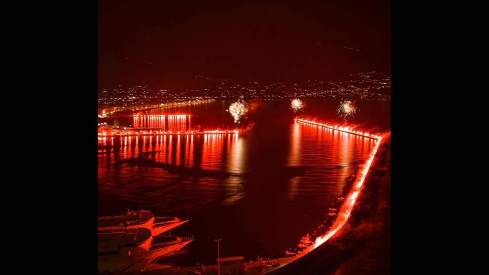 احتفال استثنائي في لوحة ضوئية مبهرة على طول الميناء