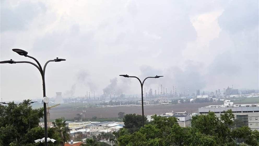 بالفيديو.. صاروخ إيراني يصيب مصافي نفط حيفا