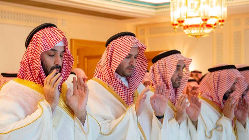 ولي العهد السعودي يؤدي صلاة عيد الفطر