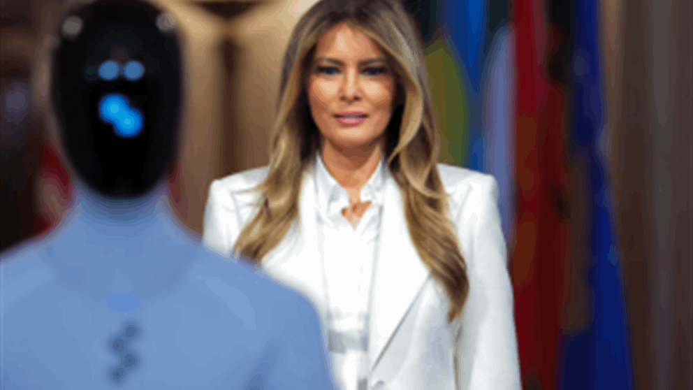 روبوت يتحدث العربية في البيت الأبيض يثير الجدل..ويتقدم على ميلانيا ترامب