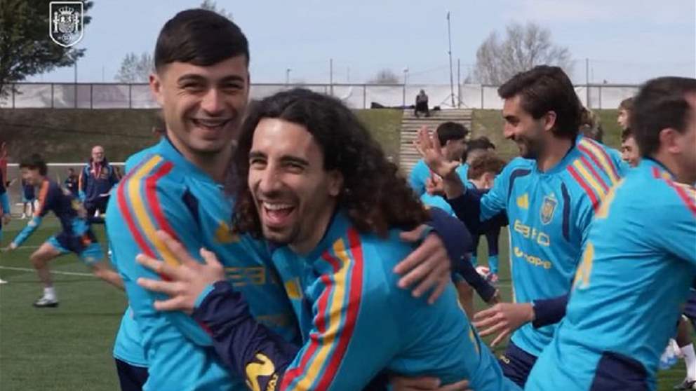 فيديو - بيدري يمنح مشجعاً صغيراً لحظة العمر في كاستيون