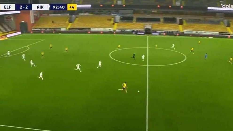 فيديو - ألقى كرة ثانية في الملعب لمنع هجمة واعدة