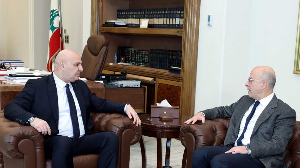 هذا ما حدث قبل الجلسة.. مكي يكشف للجديد