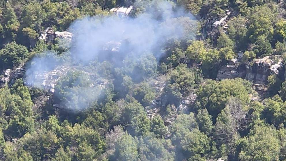 بالصورة - استهداف سيارة على طريق عام جزين