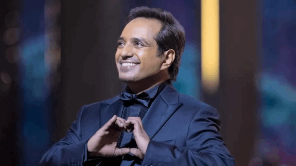 راشد الماجد يثير قلق الجمهور بظهوره بالعكاز في أحدث ظهور له