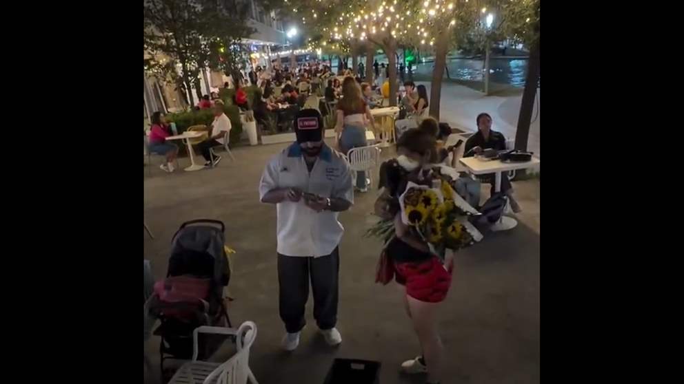 فيديو - مبادرة لمشجع عراقي تخطف قلوب المكسيكيين 