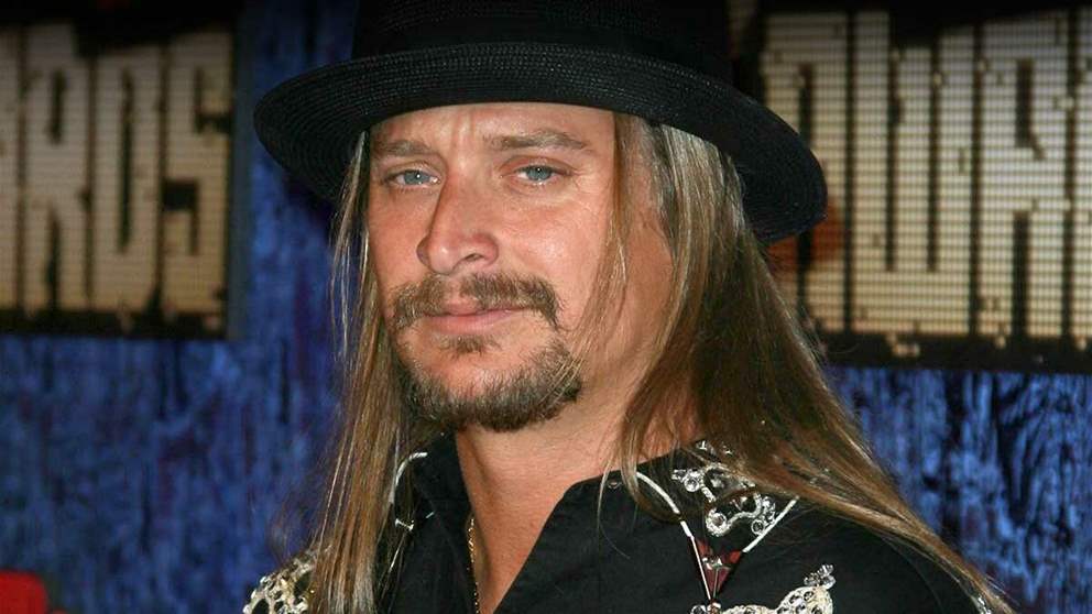 تحقيق عسكري بعد تحليق مروحيات أباتشي فوق منزل كيد روك… حادثة غامضة تثير الجدل