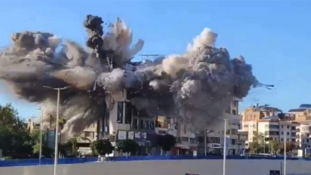 من زاوية ثانية.. لحظة الغارة على المبنى المهدد في الغبيري (شاهد الفيديو) 