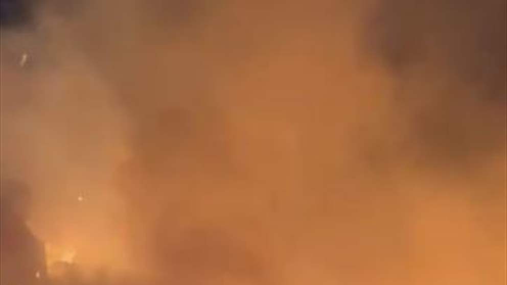 بالفيديو.. احتراق عدد من السيارات جراء الغارة في الجناح