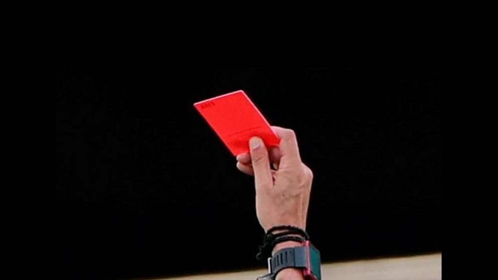 حدث غير مسبوق: طرد 24 لاعباً في مباراة!!