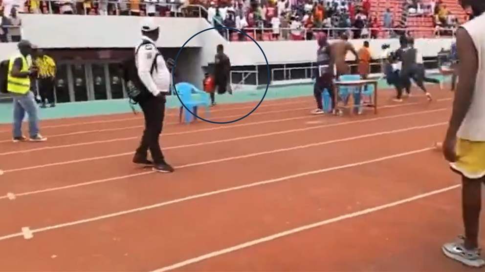 فيديو - طاردوا الحكم من الميدان الى غرفة الملابس