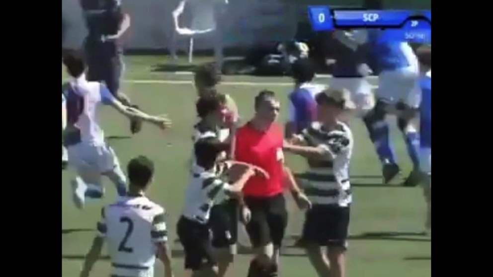 فيديو - توتر واحتجاجات واعتداء على الحكم في ناشئي البرتغال