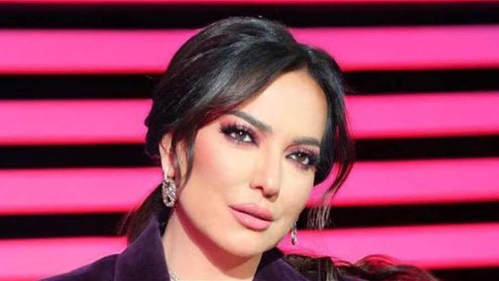 أمل عرفة تتصدر الترند بغنائها داخل السيارة مع ابنتها مريم عمايري 